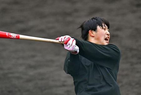 ロングティーで豪快にスイングする小園（撮影・立川洋一郎）