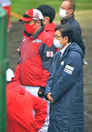 視察に訪れ鯉戦士たちに熱視線を送る日本代表・栗山監督（右）