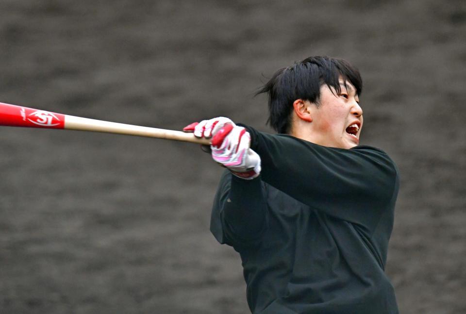 ロングティーで豪快にスイングする小園（撮影・立川洋一郎）