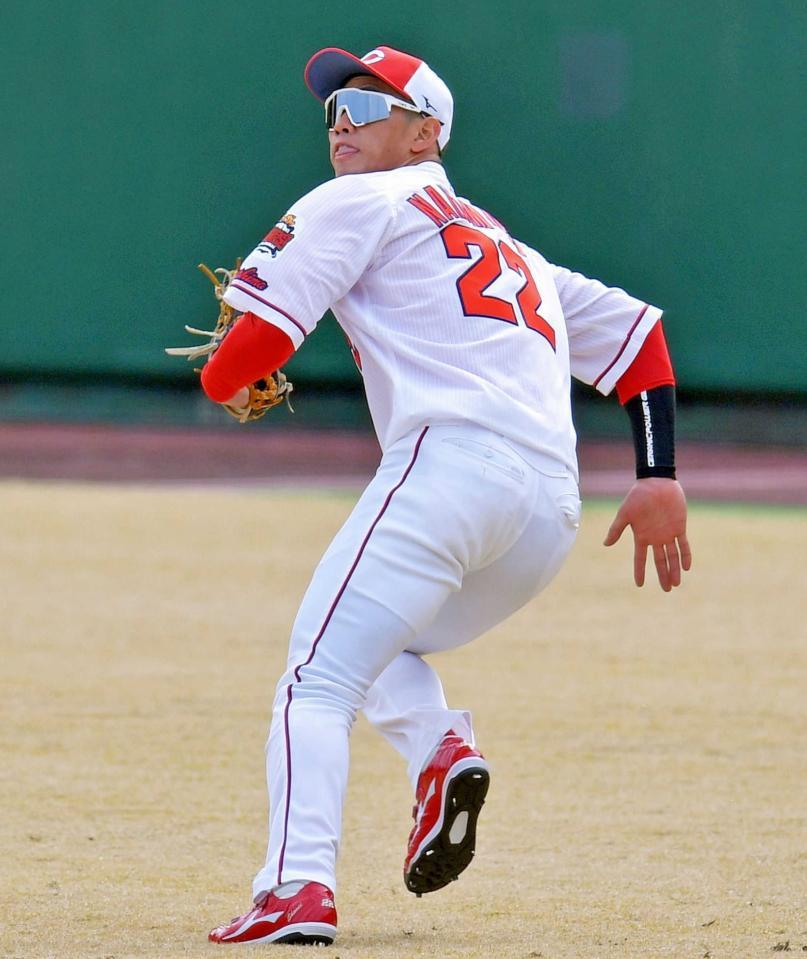 　外野で勝負する中村奨