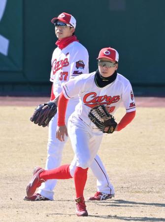 　外野ノックに加わって打球を追う大盛。奥は野間（撮影・立川洋一郎）