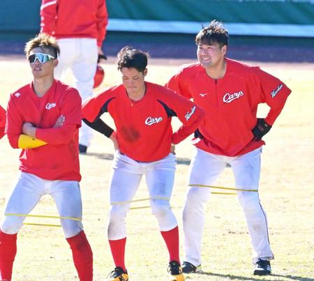 　笑顔でトレーニングする末包（右）