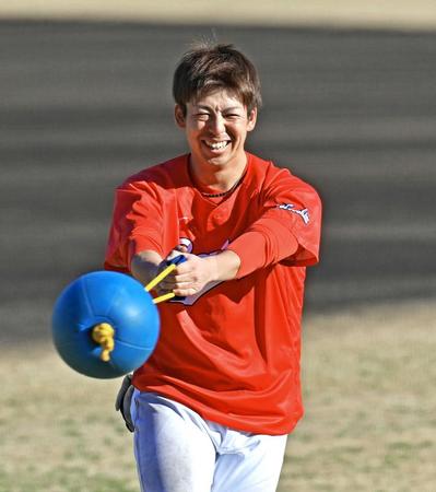 １軍キャンプに合流し、明るい表情でトレーニングをする野間（撮影・立川洋一郎）