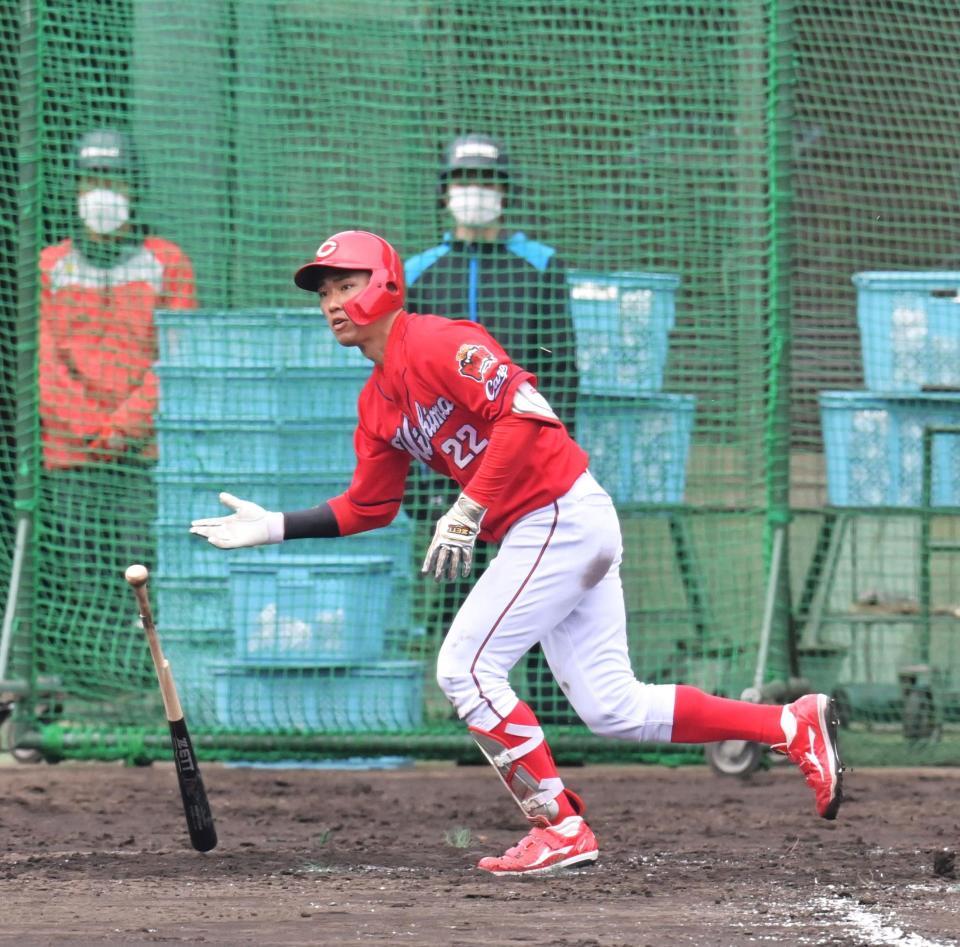 　シート打撃で３安打目を放つ広島・中村奨成（撮影・立川洋一郎）