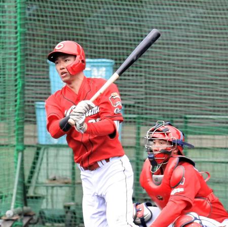 　シート打撃で３安打目を放つ中村奨（撮影・立川洋一郎）