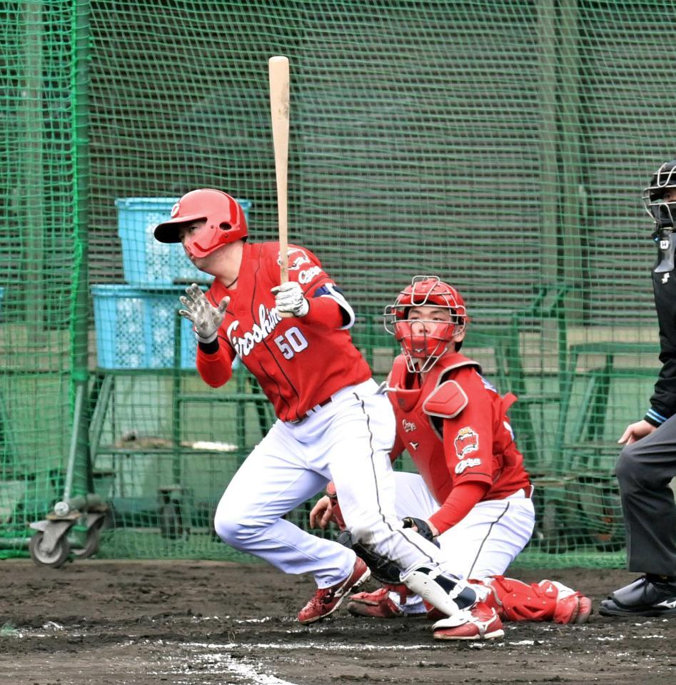 　シート打撃で二塁打を放つ中村健　