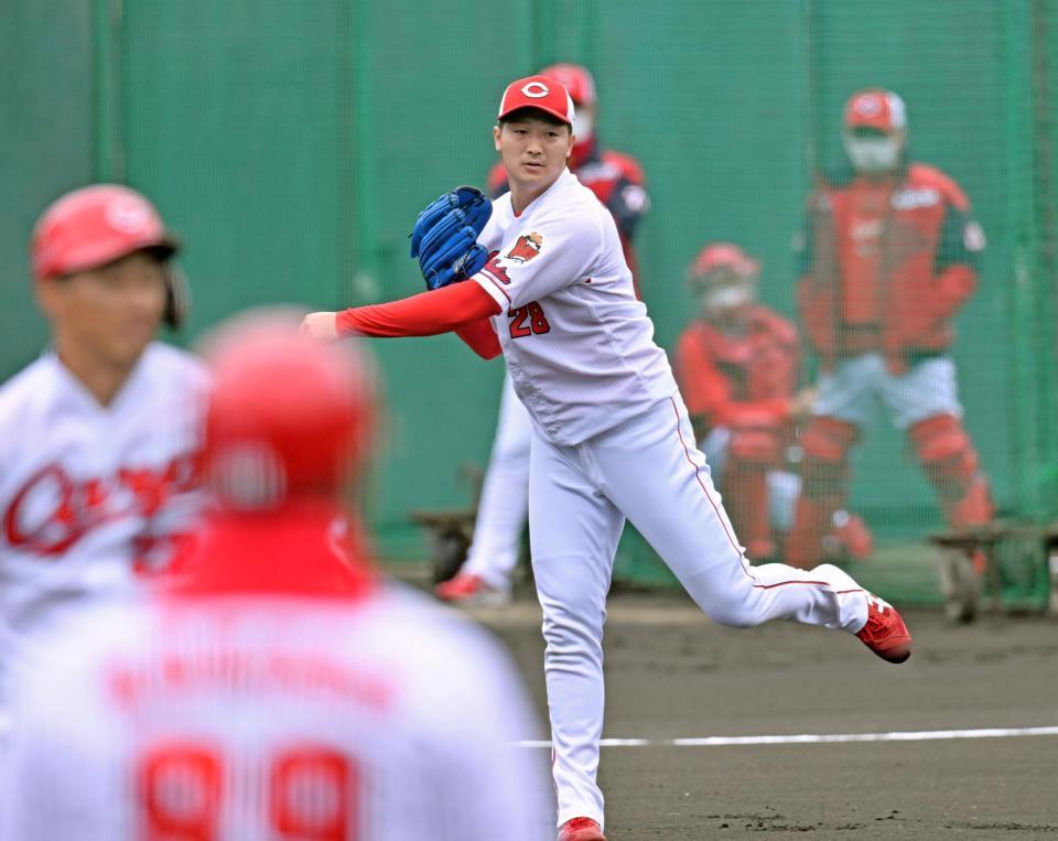 　シート打撃に登板し、中村奨（左）を投ゴロに打ち取る床田（撮影・立川洋一郎）