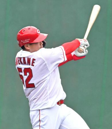 シート打撃で左前打を放つ末包