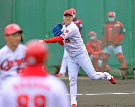 シート打撃に登板し、中村奨を投ゴロに打ち取る床田（撮影・立川洋一郎）