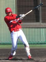 ３回、２点適時打を放つ中村奨（撮影・北村雅宏）