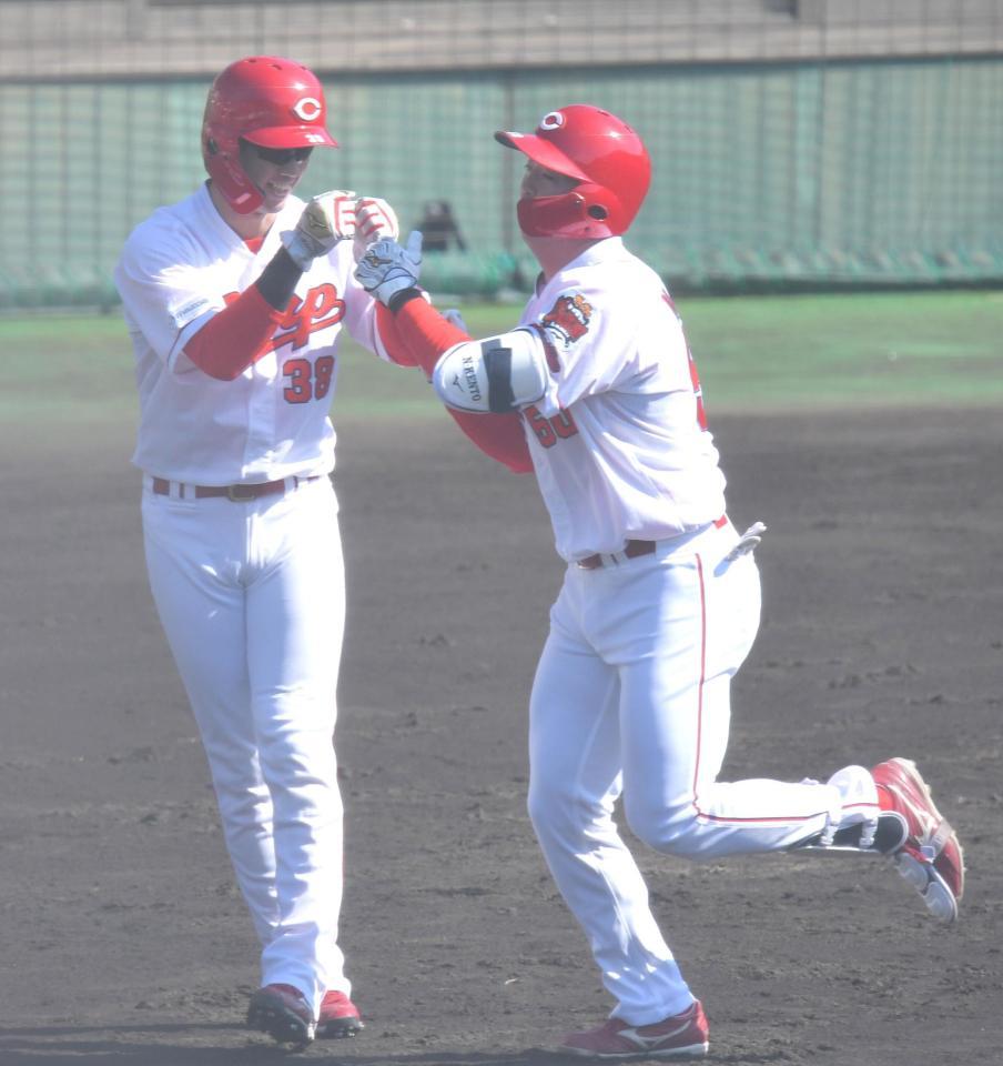 　１回、先制２ランを放った中村健は宇草（左）とグータッチを交わす（撮影・北村雅宏）