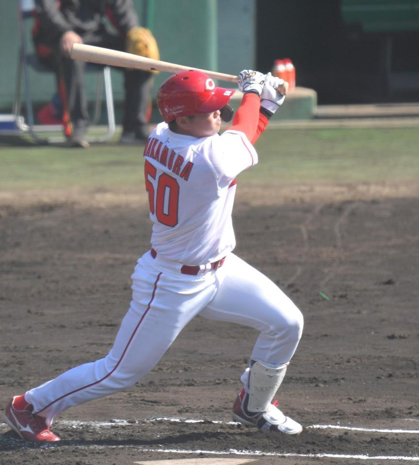 　１回、先制２ランを放つ中村健（撮影・北村雅宏）