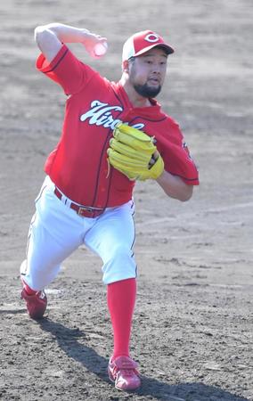 　４回から登板し、三者凡退に抑える好投を見せた中崎（撮影・北村雅宏）