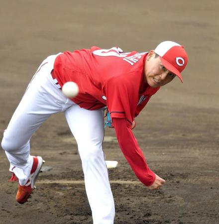 ランチ特打で打撃投手を務める栗林（撮影・北村雅宏）