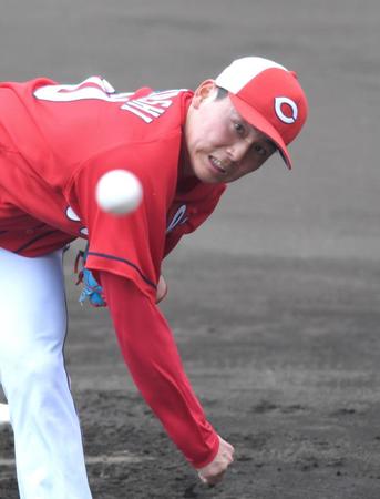 ランチ特打で打撃投手を務める栗林（撮影・北村雅宏）