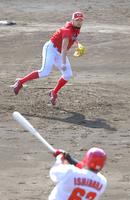 　４回、石原（手前）を三ゴロに打ち取る中崎（撮影・北村雅宏）