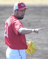 　４回、宇草を三振に仕留め右腕を突き出す中崎（撮影・北村雅宏）