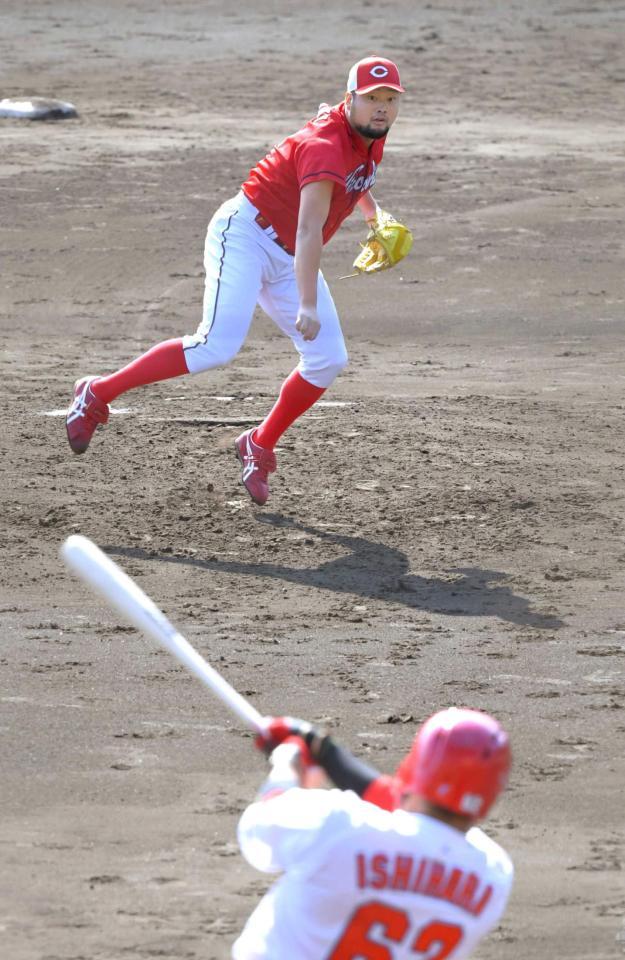 　４回、石原（手前）を三ゴロに打ち取る中崎（撮影・北村雅宏）