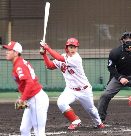 　２回、二塁打を放つ田村（投手・遠藤）＝撮影・北村雅宏