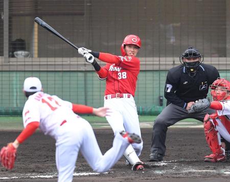 　２回、２点適時三塁打を放つ宇草（撮影・北村雅宏）