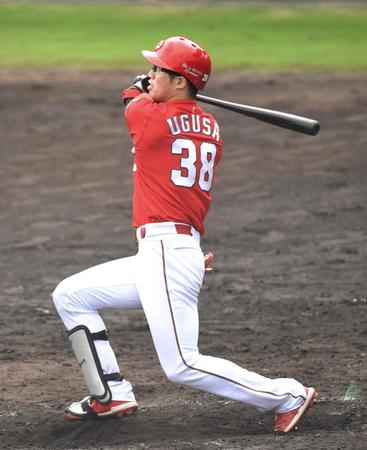 　４回、三塁打を放つ宇草（撮影・北村雅宏）