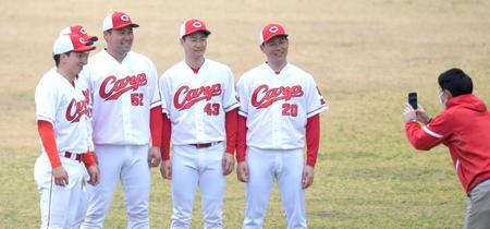 　手締めの後、記念写真に納まる（右から）栗林、島内、末包（撮影・北村雅宏）