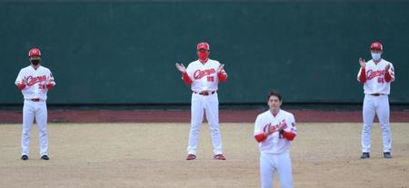 　九里（手前）の音頭で手締めをする佐々岡監督（中央）＝撮影・北村雅宏