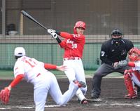 　２回、２点適時三塁打を放つ宇草（撮影・北村雅宏）