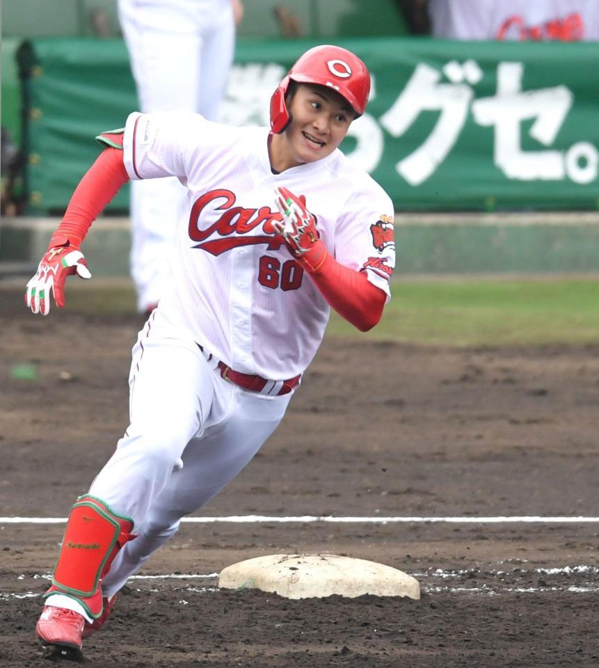 　２回、左越えに安打を放った田村は二塁へ向かう（撮影・北村雅宏）