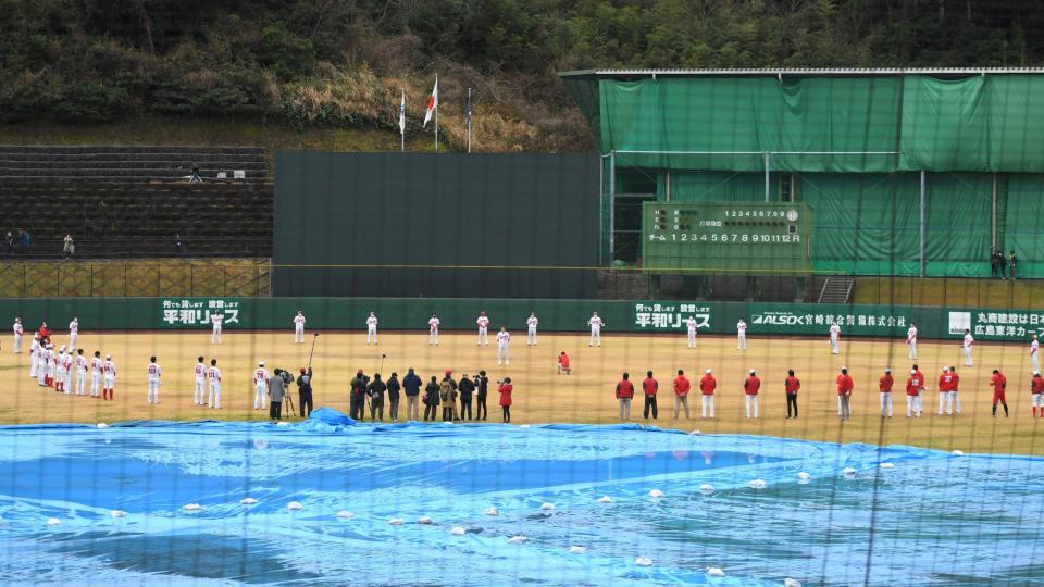　手締めのため、グランドに広島ナインが輪を作る（撮影・北村雅宏）