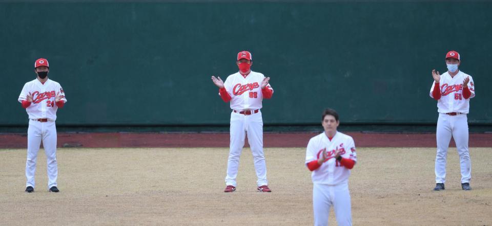 　九里（手前）の音頭で手締めをする佐々岡監督（中央）＝撮影・北村雅宏