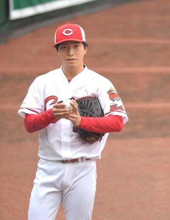 　キャッチボールを終え、ボールを軽く握る黒原（撮影・北村雅宏）