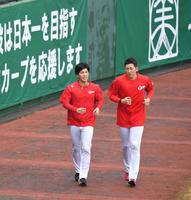 　外野を遠藤（右）とランニングする黒原（撮影・北村雅宏）