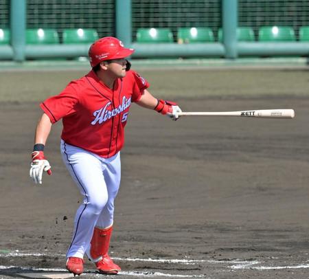 シート打撃で安打を放つ末包（撮影・立川洋一郎）