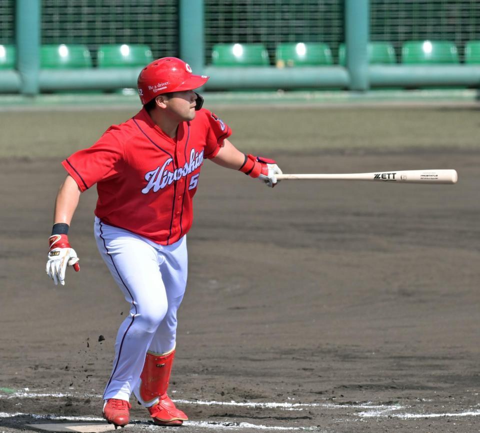 シート打撃で安打を放つ末包（撮影・立川洋一郎）