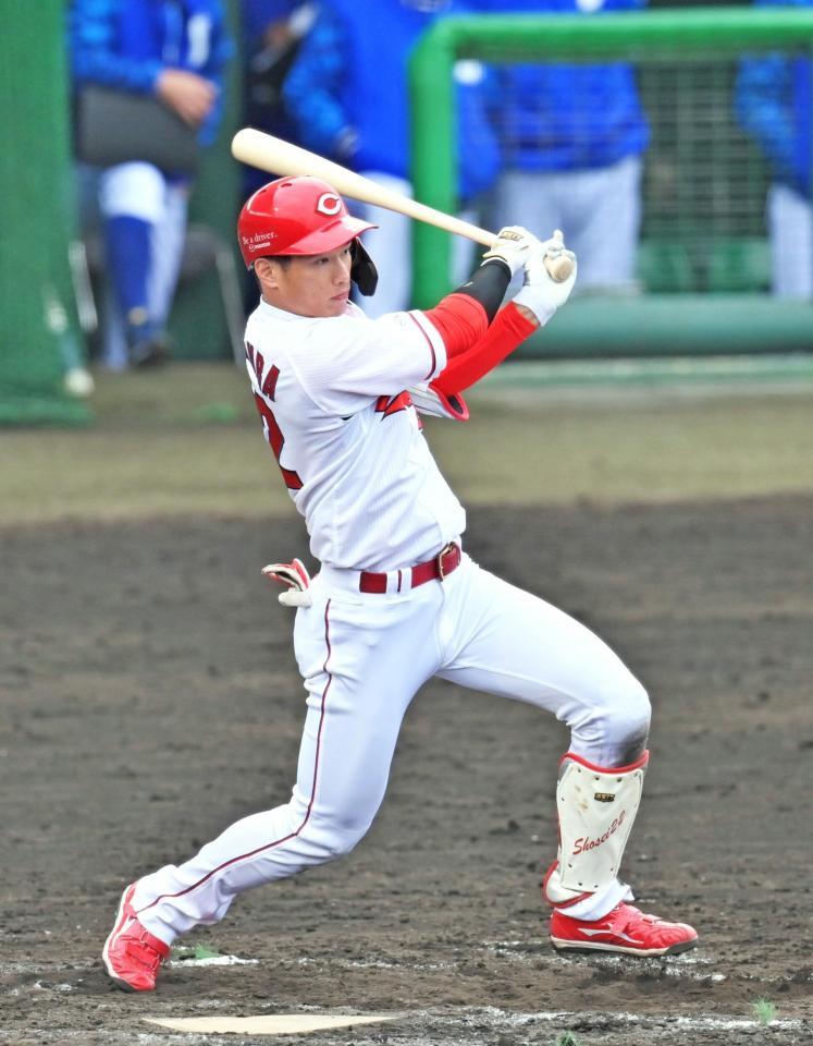 　８回、中前打を放つ中村奨（撮影・立川洋一郎）