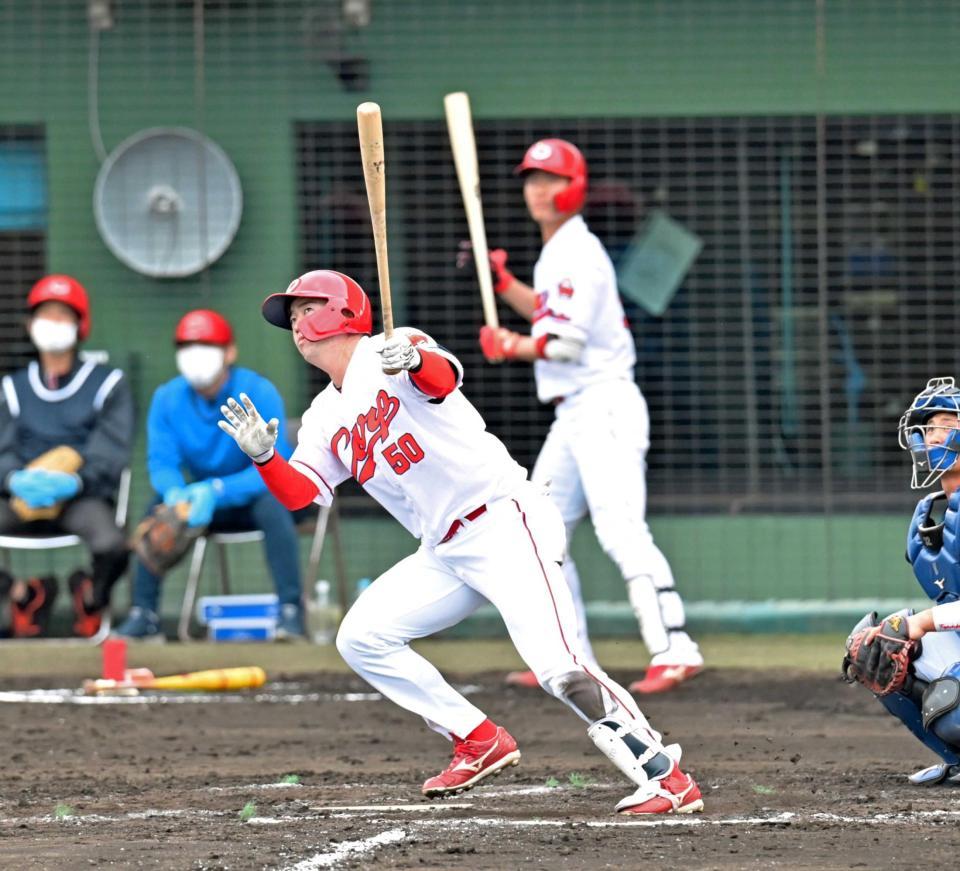 　７回、左翼スタンドへソロを放つ中村健（撮影・立川洋一郎）