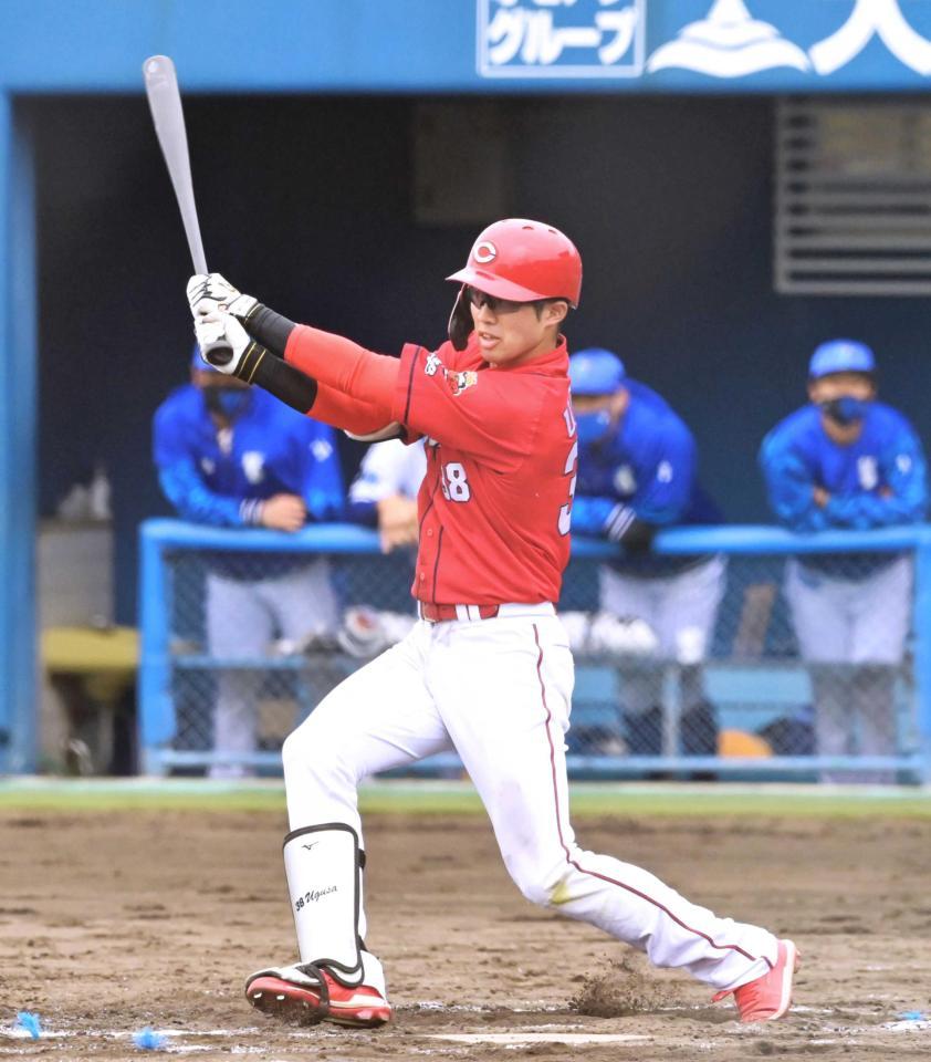 ７回、中前打を放つ宇草（撮影・立川洋一郎）