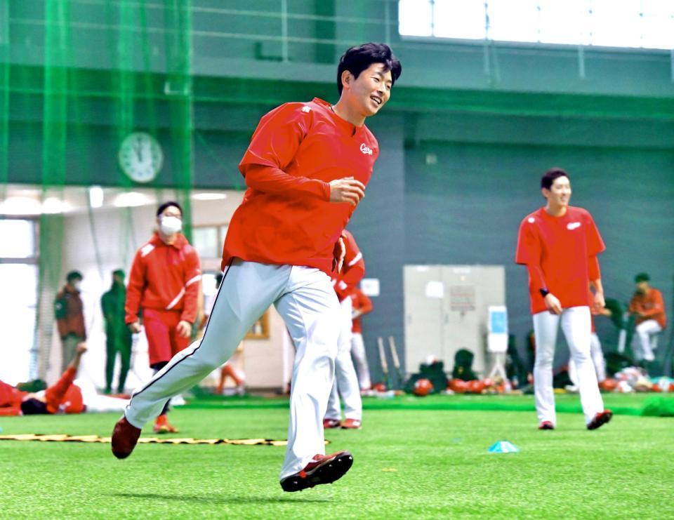 　ダッシュを繰り返して汗を流す大瀬良（撮影・立川洋一郎）