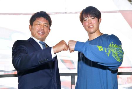 　今季さらなる飛躍を誓う森下（右）とエールを送る石原慶幸氏（撮影・立川洋一郎）