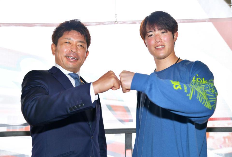 　今季さらなる飛躍を誓う森下（右）とエールを送る石原慶幸氏（撮影・立川洋一郎）