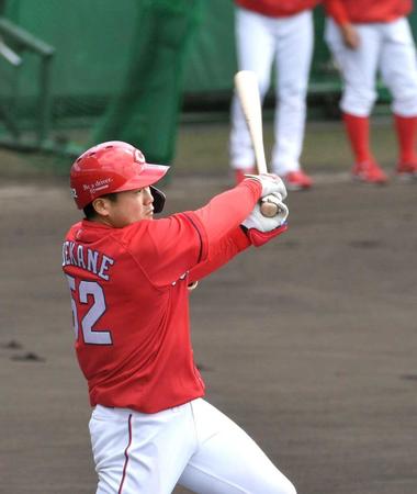 　紅白戦の１回、末包は中前に適時打を放つ（撮影・佐々木彰尚）