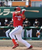 ５回、末包昇大は２ランを放つ（撮影・佐々木彰尚）