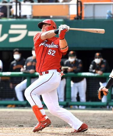 ５回、末包は左越えに２ランを放つ（撮影・佐々木彰尚）