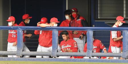 　日本ハムに敗れた広島ナイン（撮影・佐々木彰尚）