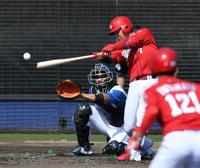 　５回、堂林は中前打を放つ（撮影・佐々木彰尚）