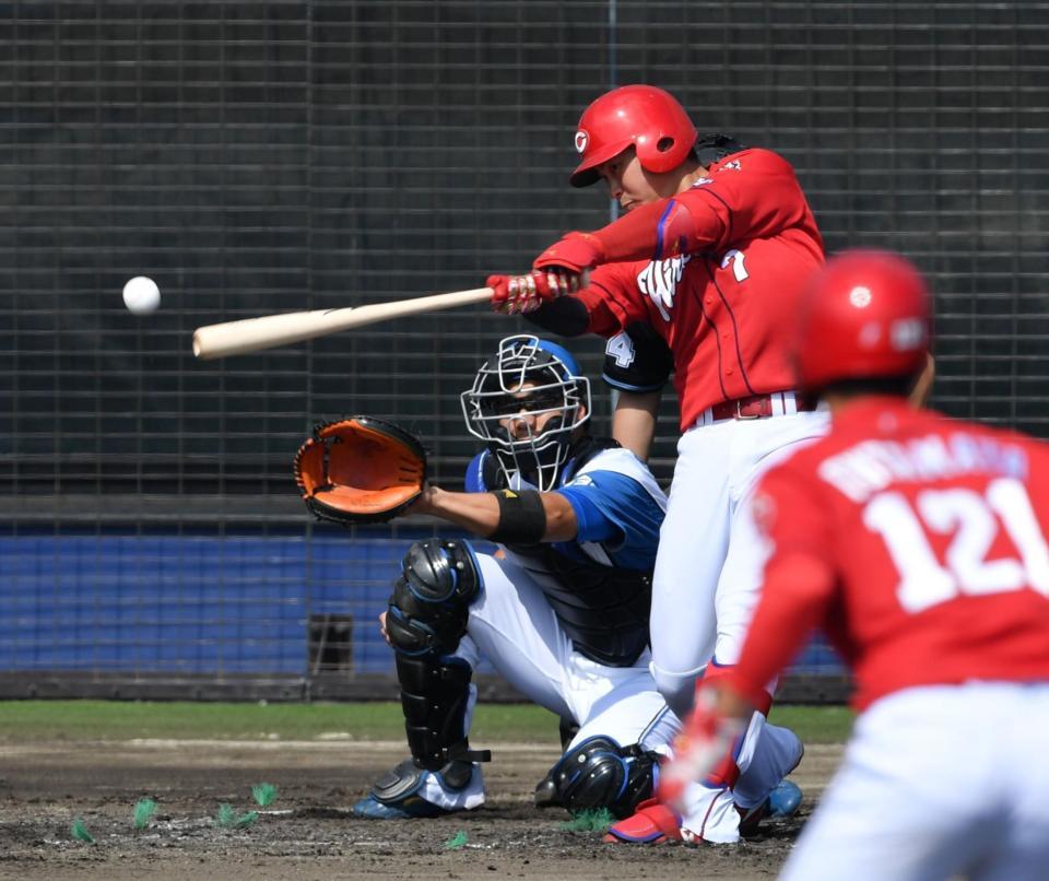 　５回、堂林は中前打を放つ（撮影・佐々木彰尚）