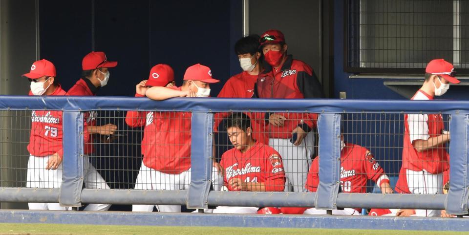 　日本ハムに敗れた広島ナイン（撮影・佐々木彰尚）