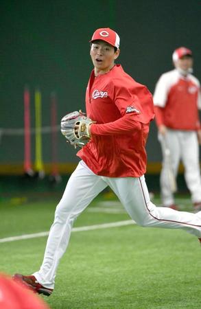 ハツラツとした動きを見せる大瀬良（撮影・佐々木彰尚）