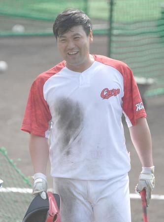 打撃練習を終えて笑顔を見せる末包（撮影・佐々木彰尚）